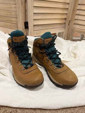 EUC Women's Newton Ridge Plus Hiking Boot Size 11